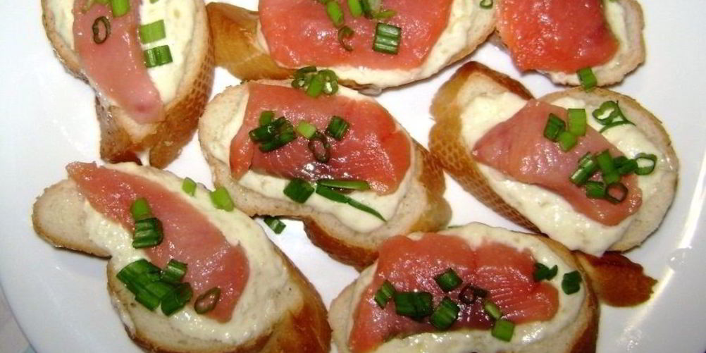 Рецепт маленькие бутерброды с красной рыбой