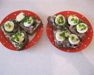 Мамочкин бутерброд с сельдью и свеклой