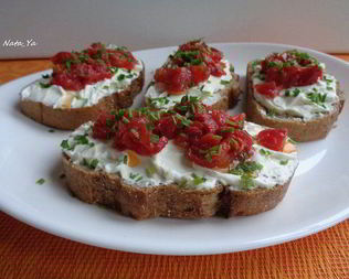 Открытые бутерброды с творогом и сушеными томатами