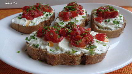 Открытые бутерброды с творогом и сушеными томатами