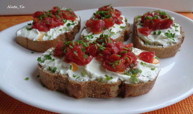 Открытые бутерброды с творогом и сушеными томатами