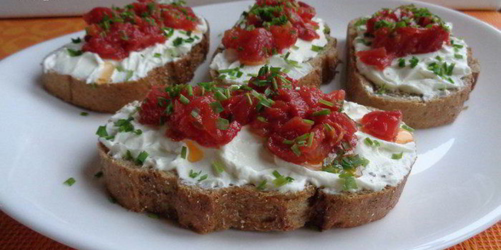 Рецепт открытые бутерброды с творогом и сушеными томатами