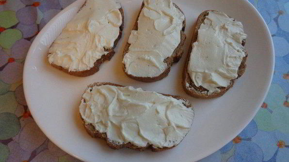 открытые бутерброды с творогом и сушеными томатами