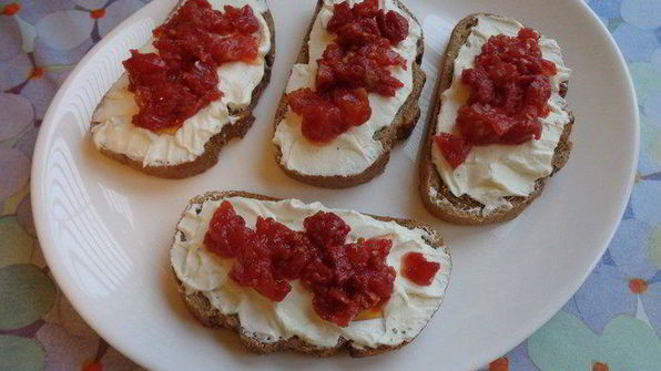 открытые бутерброды с творогом и сушеными томатами