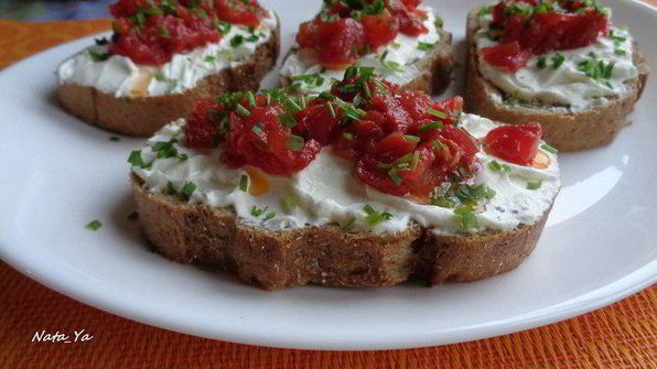 открытые бутерброды с творогом и сушеными томатами