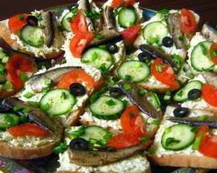 Праздничные бутерброды с сыром и шпротами