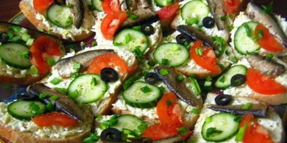 Рецепт праздничные бутерброды с сыром и шпротами