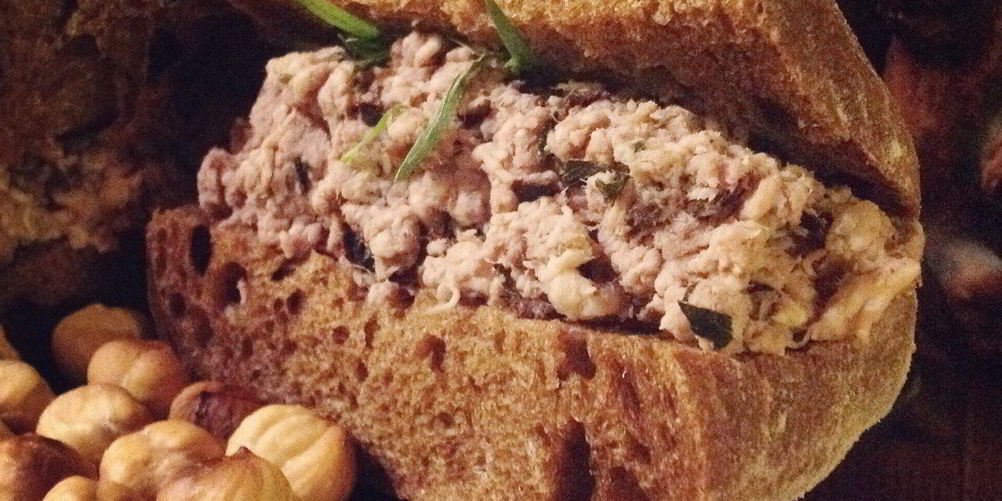 Рецепт скандинавский многоэтажный мясной бутерброд с вишневым соусом