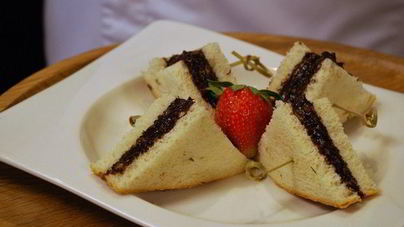 Сладкий бутерброд с ореховой пастой