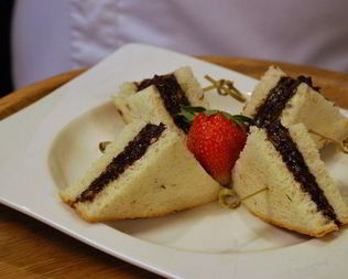 Сладкий бутерброд с ореховой пастой