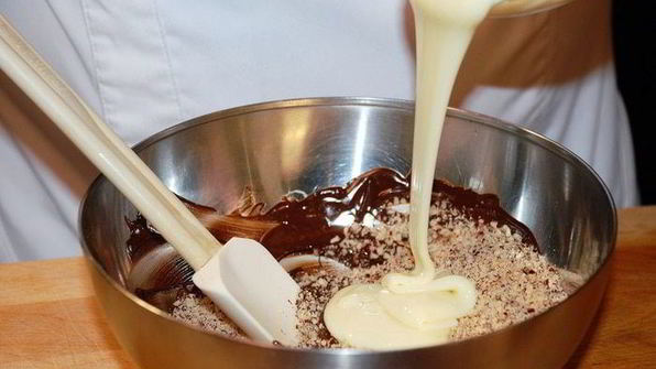 сладкий бутерброд с ореховой пастой