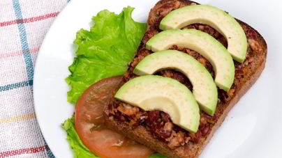 Сытный бутерброд с авокадо