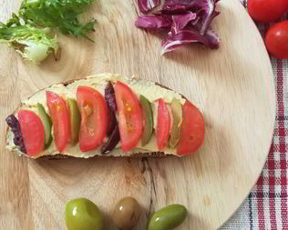Сытный бутерброд с оливками, томатом и хумусом