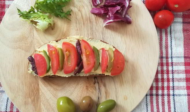 Сытный бутерброд с оливками, томатом и хумусом