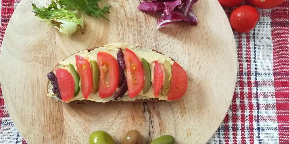 Рецепт сытный бутерброд с оливками, томатом и хумусом