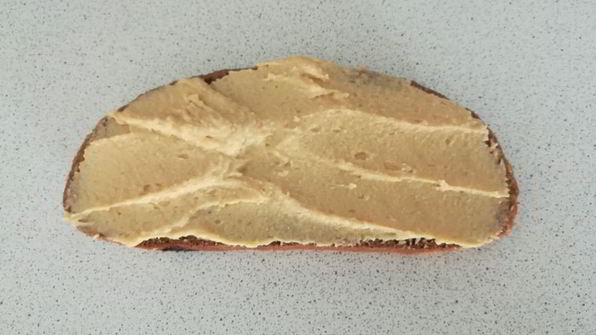 сытный бутерброд с оливками, томатом и хумусом