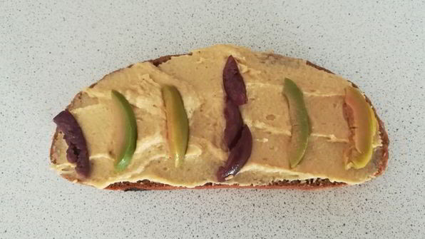 сытный бутерброд с оливками, томатом и хумусом