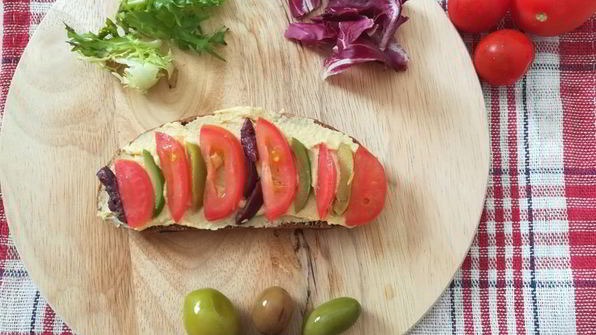 сытный бутерброд с оливками, томатом и хумусом