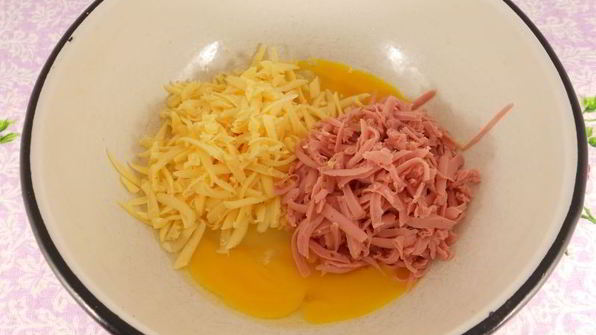 томатные бутерброды с колбасой и сыром