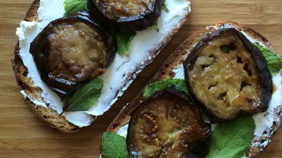 Утренний бутерброд с козьим сыром, мятой и баклажаном