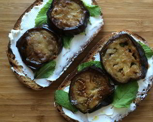 Утренний бутерброд с козьим сыром, мятой и баклажаном
