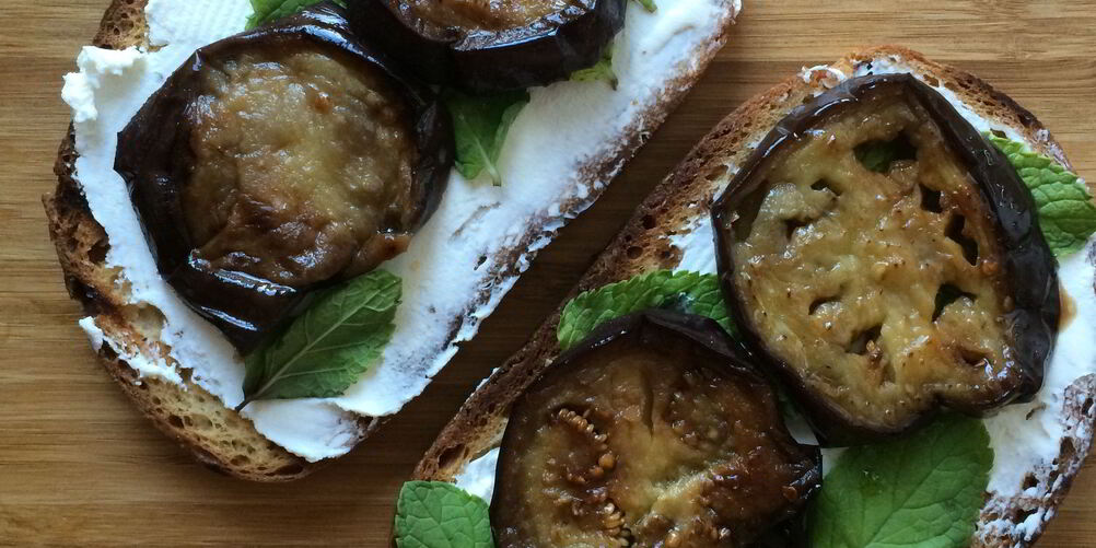 Рецепт утренний бутерброд с козьим сыром, мятой и баклажаном