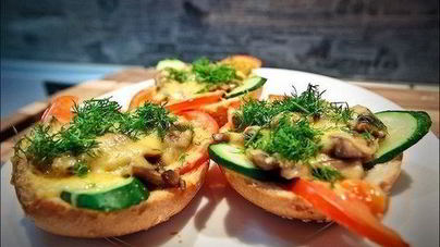 Закусочные бутерброды с грибами под сыром