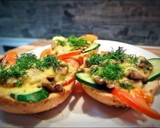 Закусочные бутерброды с грибами под сыром