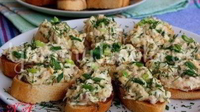 Закусочные бутерброды с печенью трески
