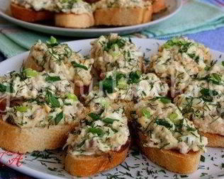 Закусочные бутерброды с печенью трески