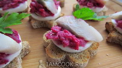 Закусочные бутерброды с сельдью, яйцом и свеклой