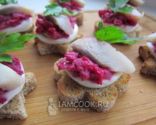 Закусочные бутерброды с сельдью, яйцом и свеклой