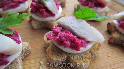Закусочные бутерброды с сельдью, яйцом и свеклой