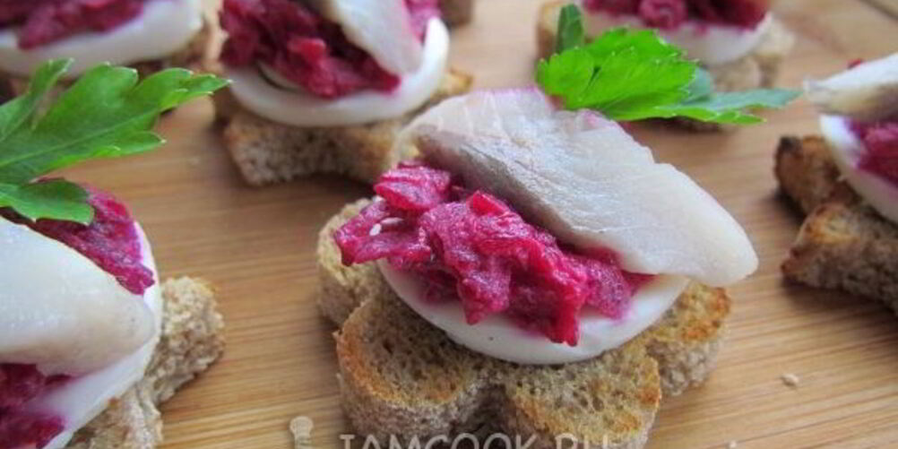 Рецепт закусочные бутерброды с сельдью, яйцом и свеклой