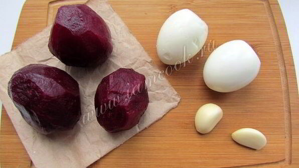 закусочные бутерброды с сельдью, яйцом и свеклой