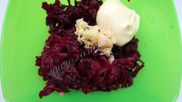 закусочные бутерброды с сельдью, яйцом и свеклой