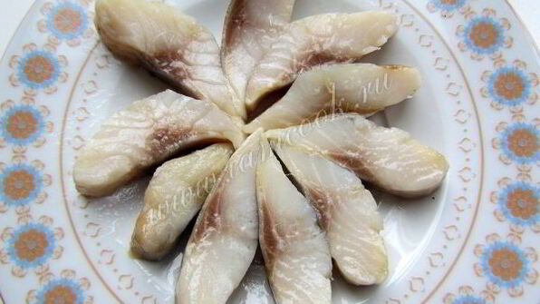 закусочные бутерброды с сельдью, яйцом и свеклой