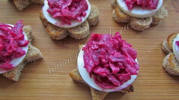 закусочные бутерброды с сельдью, яйцом и свеклой