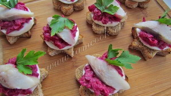 закусочные бутерброды с сельдью, яйцом и свеклой