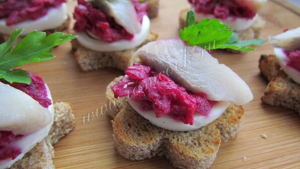 закусочные бутерброды с сельдью, яйцом и свеклой