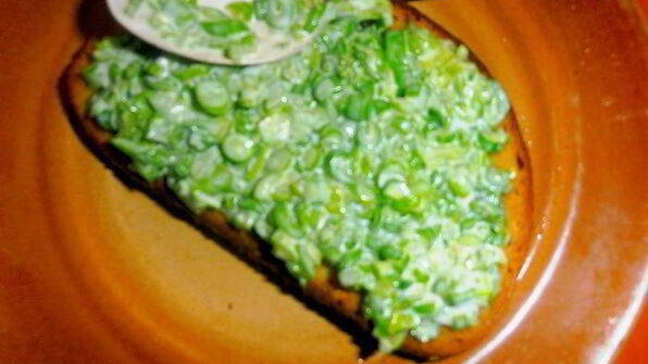 зеленый бутерброд с анчоусами