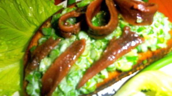 зеленый бутерброд с анчоусами