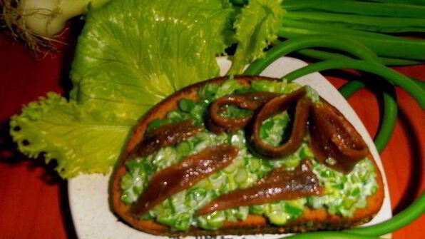 зеленый бутерброд с анчоусами