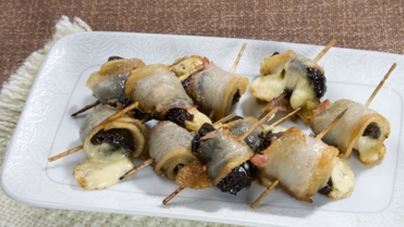 Чернослив, запеченный с сыром и беконом