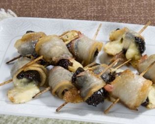 Чернослив, запеченный с сыром и беконом