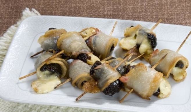 Чернослив, запеченный с сыром и беконом