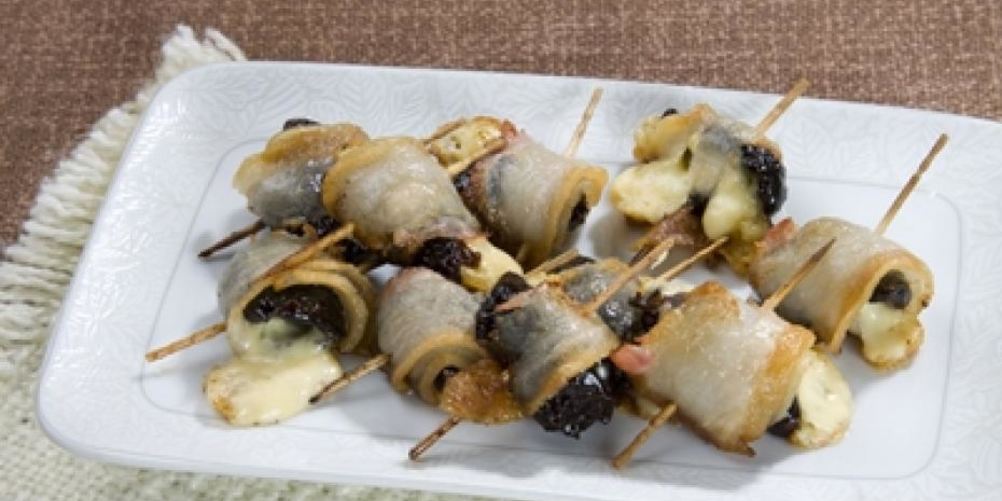 Рецепт чернослив, запеченный с сыром и беконом