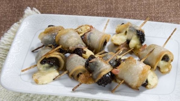 чернослив, запеченный с сыром и беконом