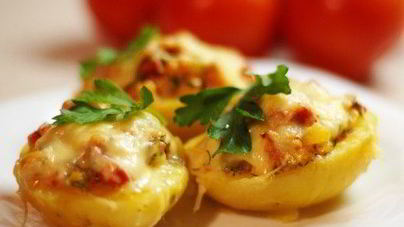 Фаршированный картофель с курицей, помидорами и сыром