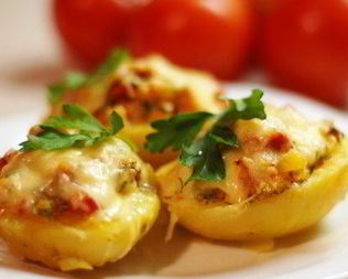 Фаршированный картофель с курицей, помидорами и сыром